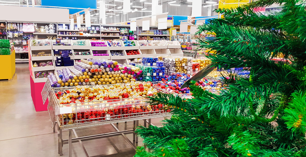 Supermercado com decorações natalina, incluindo uma árvore de natal no canto direito da imagem