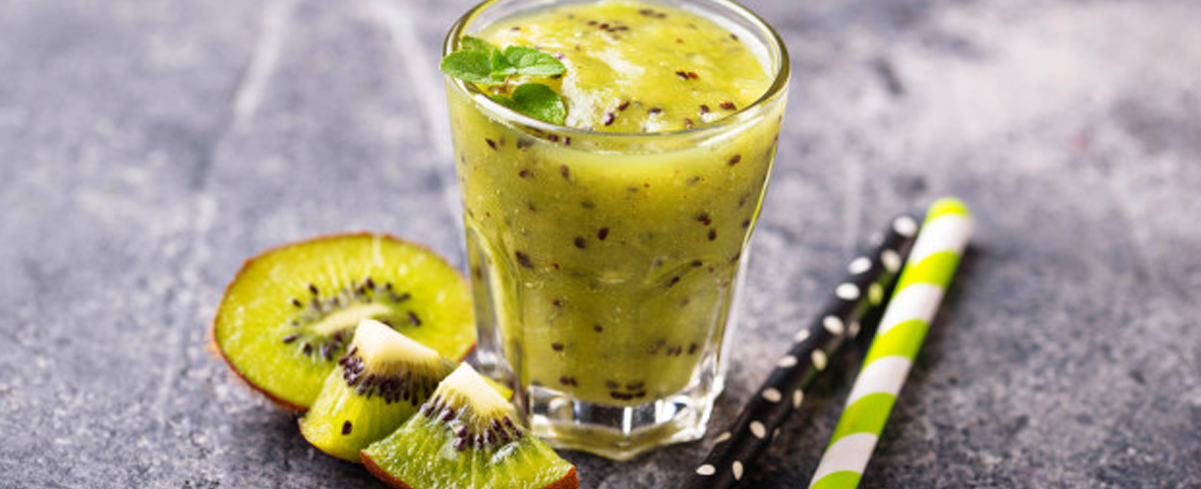 Copo com suco de maracujá com kiwi