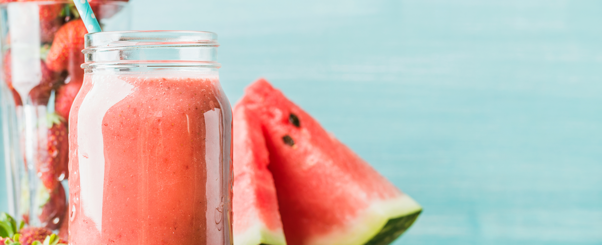 Copo de suco de melancia com morango e manjericão